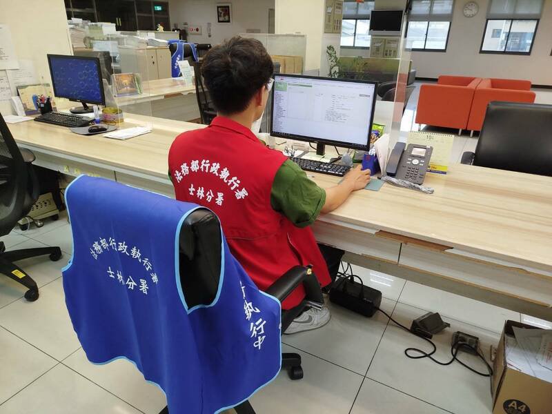 法务部行政执行署士林分署强制执行黄姓欠缴16万余元罚锾案发现，黄的帐户解除警示帐户后，第一时间扣押黄男16万元存款，展现依法执行的决心。（记者林嘉东翻摄）