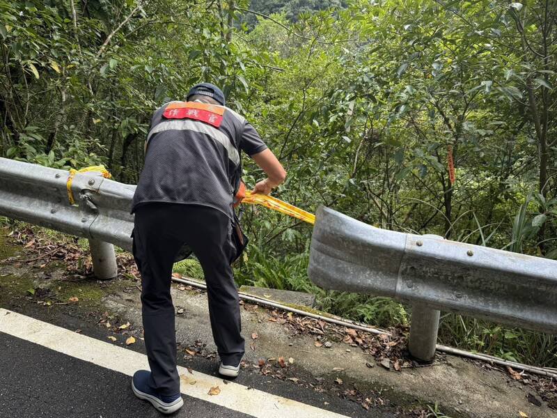 消防人员将蜂螫现场围起封锁线（记者徐圣伦翻摄）