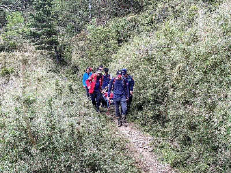 秋天是登山旺季，南投10月山难频传，半个月就有7起山难，已超过今年每月平均的6.2件。（南投县消防局提供）