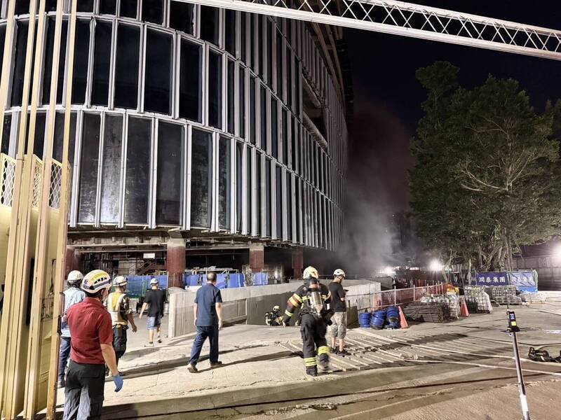 台北市松山区富锦街一处兴建中的集合住宅工地，今晚惊传火警。（记者郑景议翻摄）