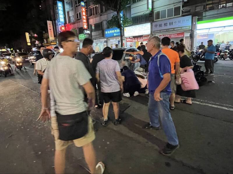 民众看到机车骑士卷入车底，赶紧上前搭救，协助骑士脱困。（翻摄自threads）