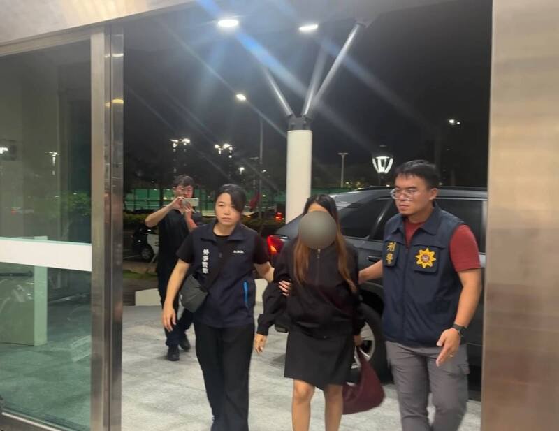 嘉义县警方将涉嫌弃尸的女移工（中）拘提到案。（警方提供）