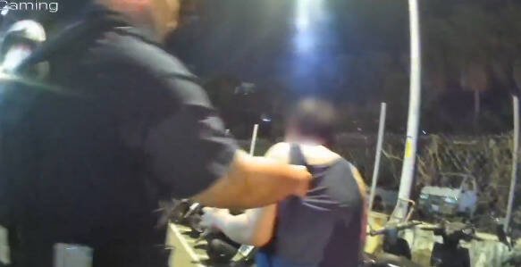 新北市中和区烘炉地一带17日深夜3人街头械斗。（记者郑景议翻摄）