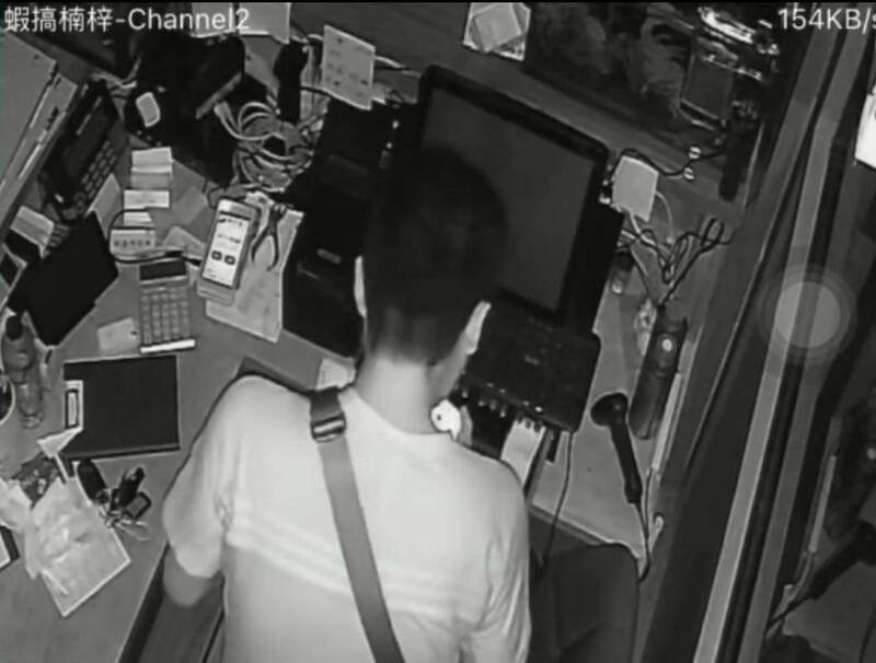 离职店长监守自盗，店家监视器全都录。（撷取自Threads ray_0710）