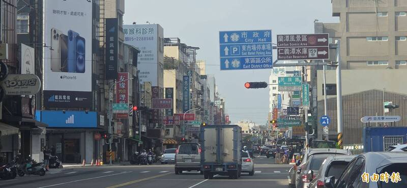 嘉市民族路与吴凤北路口被列入连续发生行人交通事故，且尚未设置科技执法自动侦测系统路口。（记者丁伟杰摄）