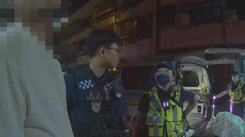 男子接受建议由员警陪同就医。（民众提供）