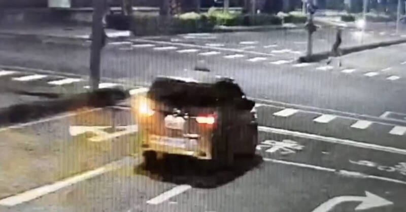 高雄女子深夜过马路疑闯红灯，惨遭计程车撞飞不治。（民众提供）