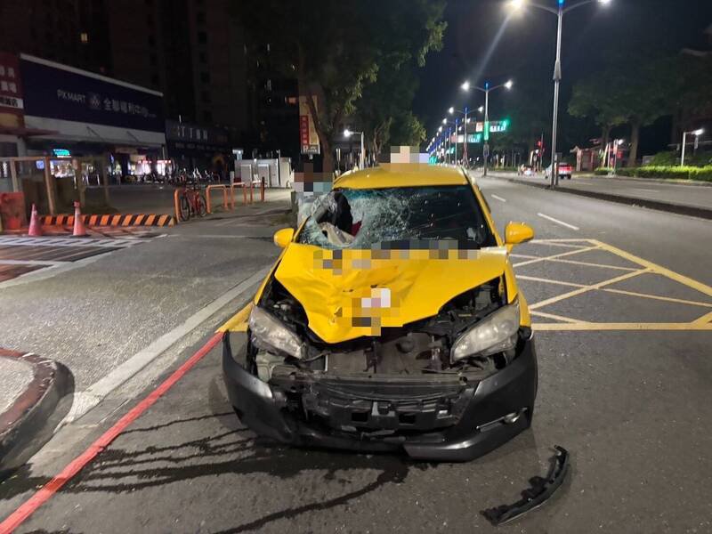 高雄女子深夜过马路疑闯红灯，惨遭计程车撞飞不治，计程车车程严重损坏。（民众提供）