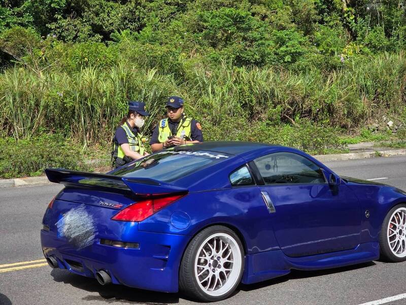活动现场涌入许多名贵跑车，警方则到场进行交通疏导，并进行拦查，厘清车主有无违规。（记者吴升儒翻摄）