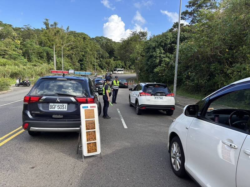 警方到场设下路检点，共取缔68辆违规车辆。（记者吴升儒翻摄）