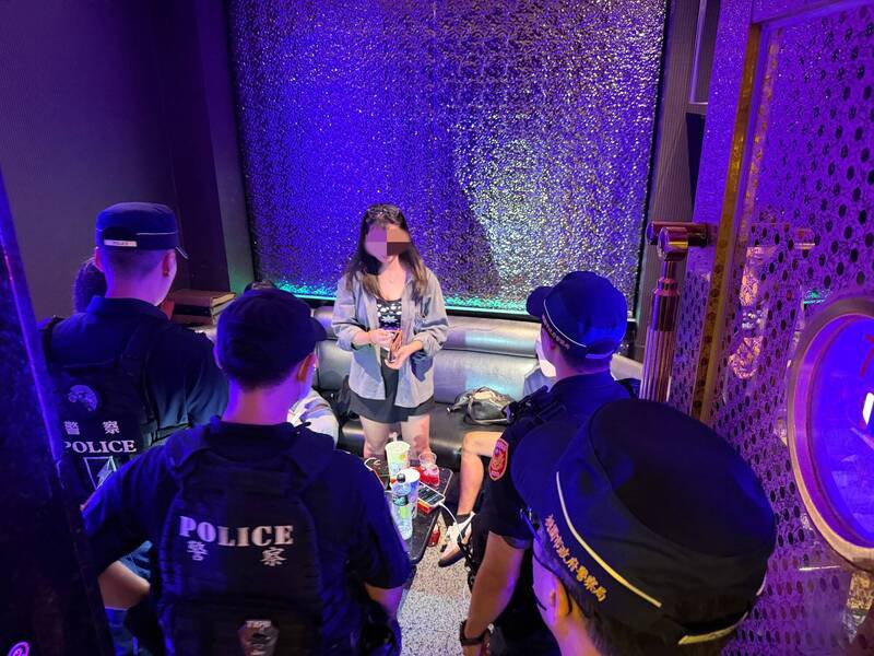 中坜警启动雷霆除暴周末临检路检共查获111件刑案逮捕110人。（记者李容萍翻摄）