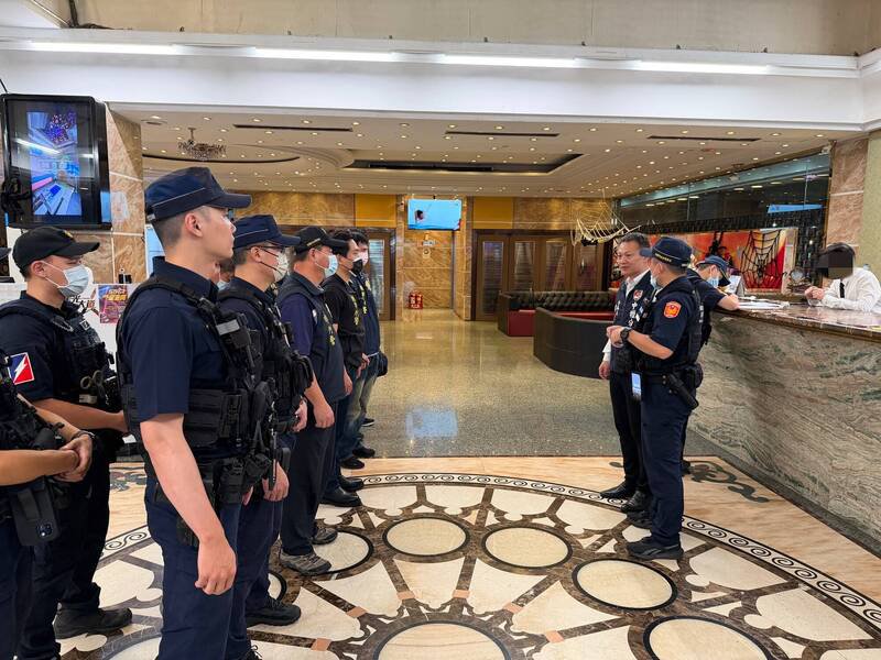 中坜警启动雷霆除暴周末临检路检共查获111件刑案逮捕110人。（记者李容萍翻摄）