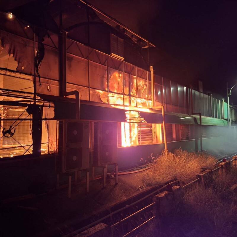 台湾兰花生物科技园区1处兰园今日凌晨传出温室火警，幸消防人员赶抵后3分钟迅速控制火势，起火原因仍待调查。（图由民众提供）