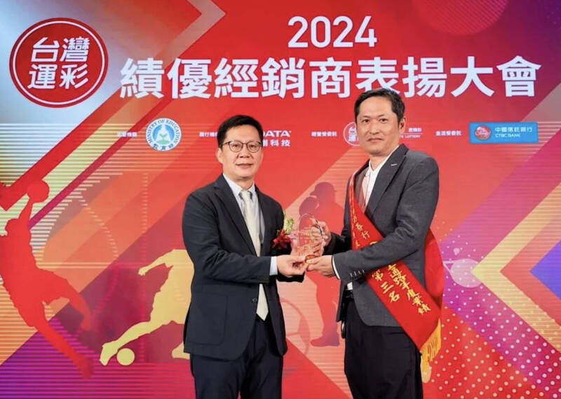 何昱奇（右）建议政府能在农历春节或世足赛等重要赛事期间，彩券行财务吃紧之际，推出专案贷款，解基层燃眉之急。（运彩公会提供）