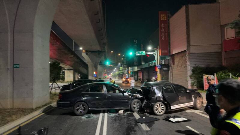 其中两辆轿车「头尾相接」挤成一团。（民众提供）