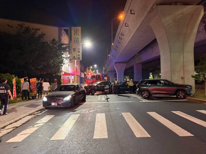 发生4车连环撞的路口。（民众提供）