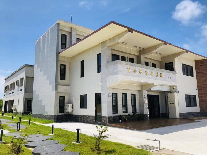 澎湖望安社福馆传前保全陈姓退休员警，不满被解雇，数次丢死老鼠。（民众提供）