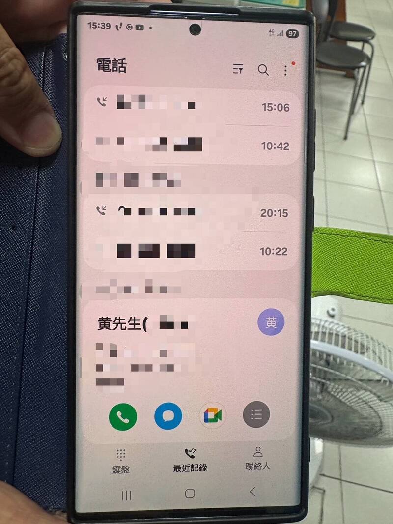 76岁吴姓老翁到南市警三分局安中派出所询问「投资灵骨塔有高利润是真的吗？」，员警检视吴翁与对方通联纪录识破是骗局。（图由民众提供）