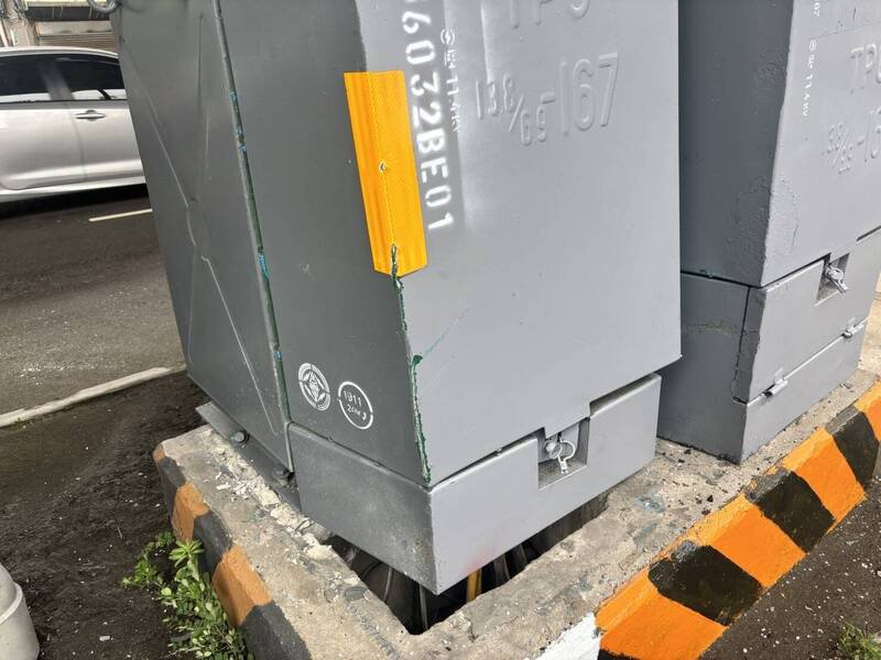 变电箱遭撞毁损。（记者陆运锋翻摄）