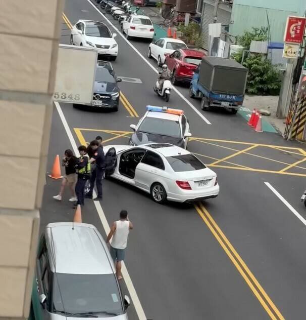 南投埔里镇有宾士女吃安眠药上路冲撞车辆，警方获报赶往拦截并送医治疗。（民众提供）