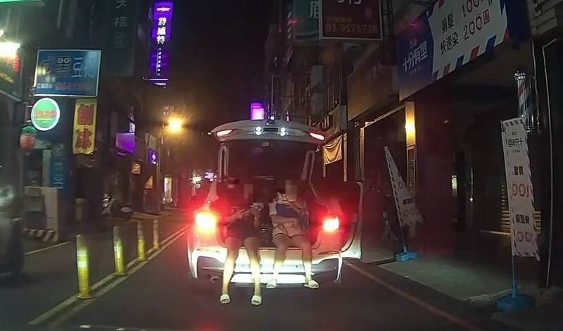 罗东街头惊见休旅车停在马路上，打开后车厢，2名女子坐在车尾抱童自拍危险行为。（图撷取自脸书社团「宜兰知识+」）