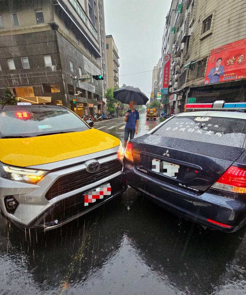 新北市中和警分局罗姓员警今早驾驶警车回转时，不慎撞击后方的计程车，所幸没有人员受伤。（记者陆运锋翻摄）