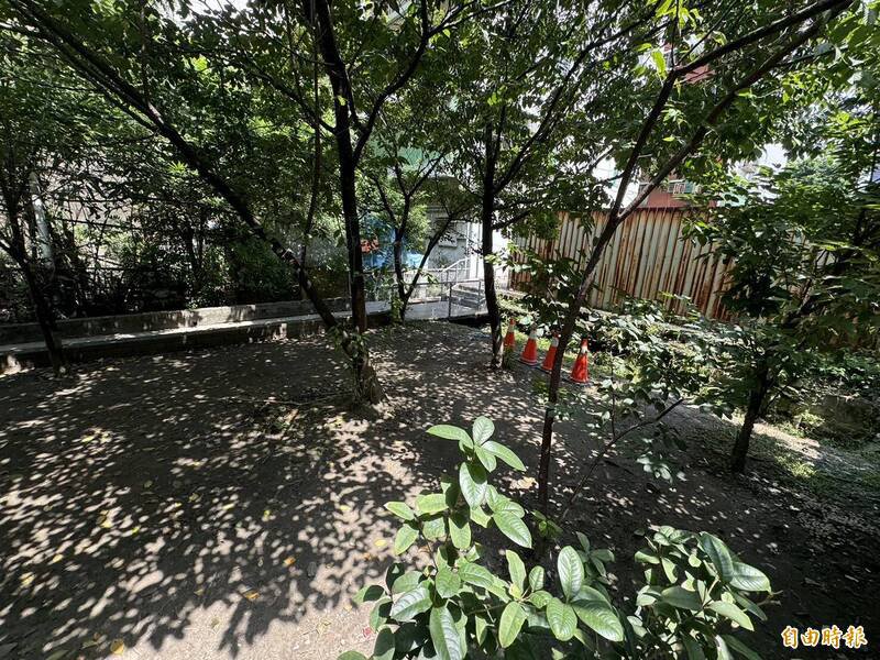 新北市新庄区八月间惊传箱尸案，值得一提的是，专案小组扩大过滤监视器无著，眼见将超过监视器储存约30日时限，侦办陷入胶著，直到新庄分局长陈保绪到新庄信仰中心地藏庵，参拜，说也离奇，专案小组当晚便过滤出陈嫌关键弃尸画面，回溯陈嫌居住新庄中平路一带，当晚逮人。（记者吴仁捷摄）