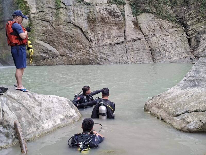 搜救人员在瀑布下四处搜寻，下午4点多寻获落水男子，将其送医急救。（嘉义县消防局提供）