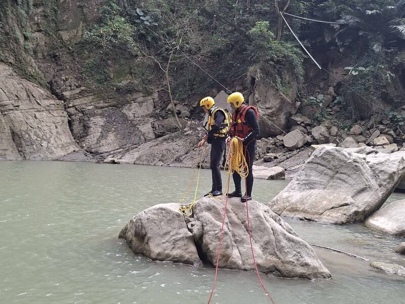 4名男子到青云瀑布游玩，其中1名男子不慎溺水，救难人员下水搜救。（嘉义县消防局提供）