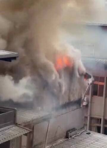 宜兰罗东镇长春路一处3楼铁皮屋，今天下午起火燃烧，现场浓烟密布，并窜出火舌。（撷取自脸书社团「宜兰知识+」）