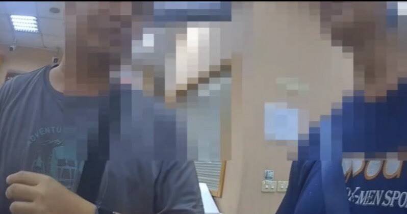 经员警劝说，男子（右）决定放弃提领巨额现金。（警方提供）