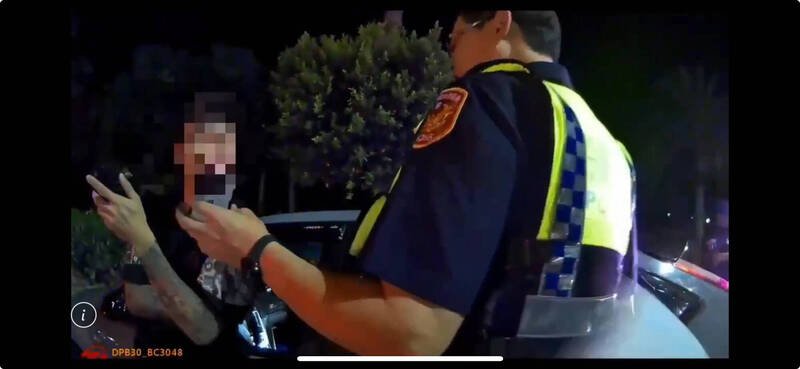 蔡姓男子今天凌晨驾车途经新北市三芝，被查获悬挂注销车牌，情绪激动被警方强制保护管束，事后指控警方执法过当，警方公布影像打脸。（记者吴仁捷翻摄）