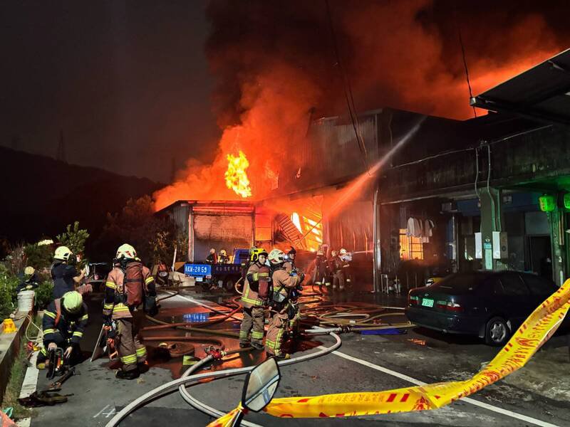 新北市新庄区寿山路今晚传出工厂火警，消防出动上百人灌救。（警方提供）