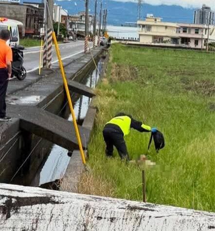 机车骑士被撞后弹飞到附近农田。（撷取自脸书社团「宜兰知识+」）
