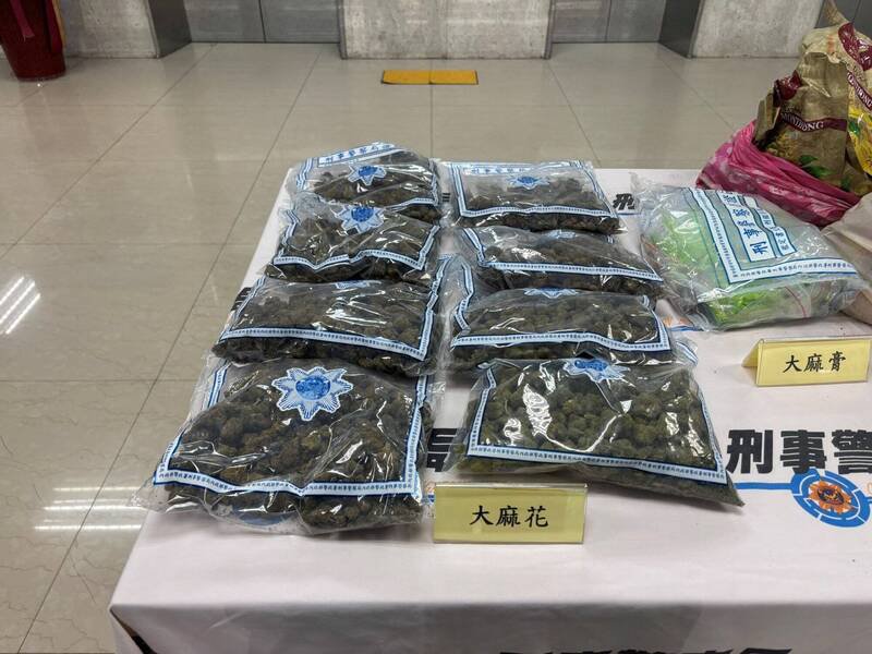 台湾警方查扣大麻花及大麻膏。（记者陆运锋翻摄）