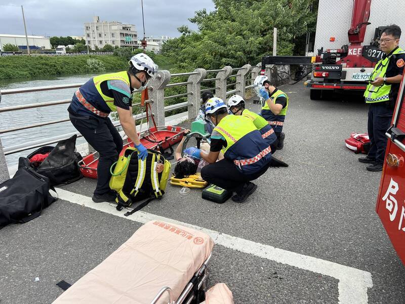 彰化市惊传夫救妻双双溺水意外，消防员紧急出动救援。（民众提供）