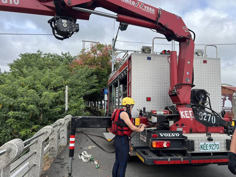 彰化市惊传夫救妻双双溺水意外，消防员紧急出动救援。（民众提供）