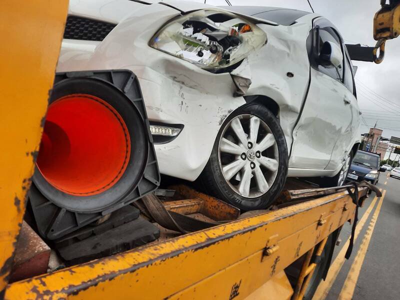 苑里新复隧道口两车碰撞，1车受损严重。（民众提供）