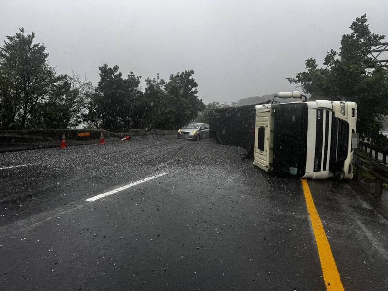 现场砂石散落一地。（记者吴升儒翻摄）