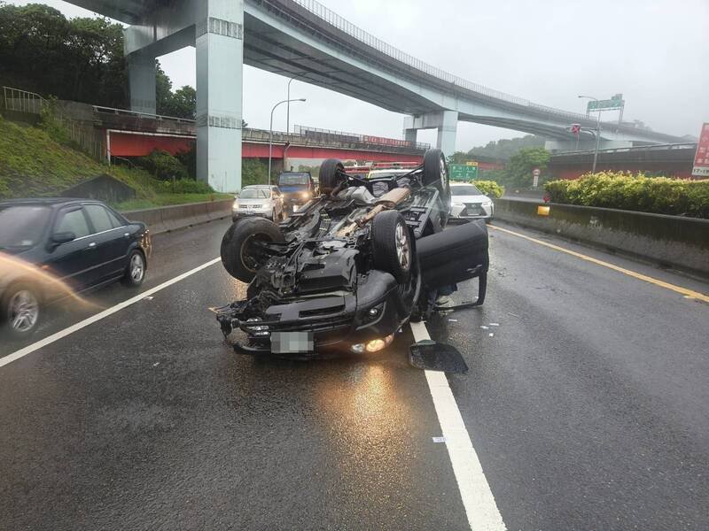轿车180度翻覆，四轮朝天。（记者吴升儒翻摄）