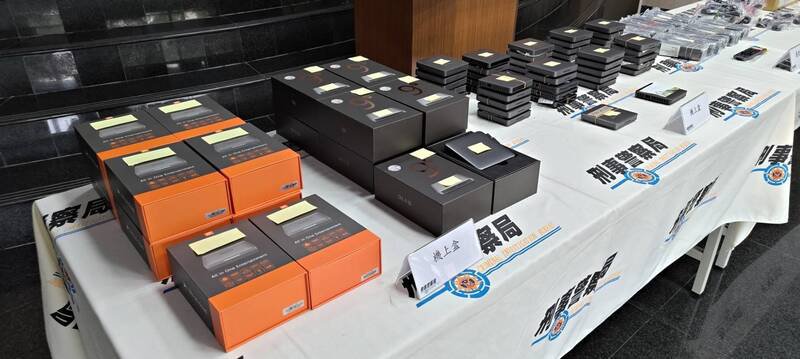 警方查扣机上盒等证物。（警方提供）