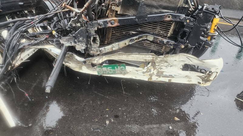 发生事故的大货车车头严撞毁损。（记者余瑞仁翻摄）