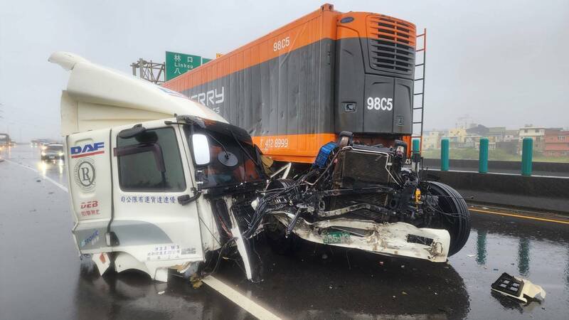 大货车疑自撞事故，车头断裂，林姓驾驶抛出车外坠落高架桥下，送医不治。（记者余瑞仁翻摄）