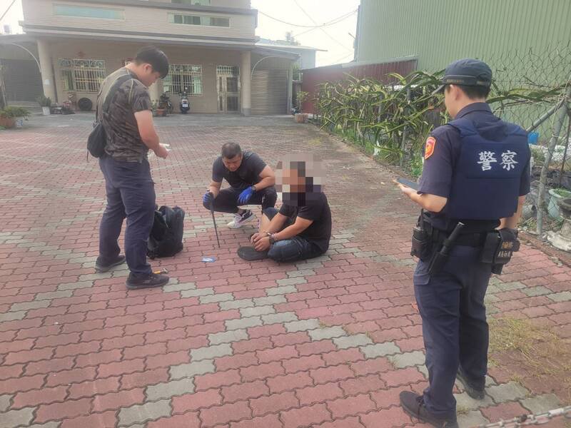 警方在海丰路逮捕诈骗车手。（屏东警分局提供）