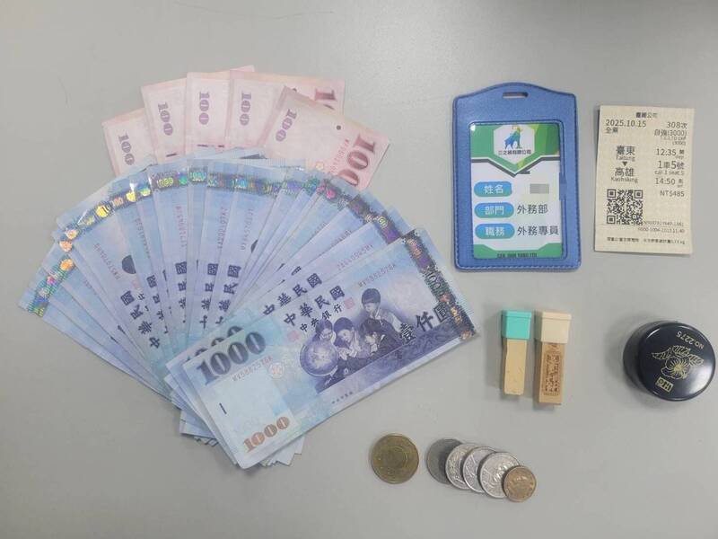 警方起出车手诈骗所得及假证件。（屏东警分局提供）