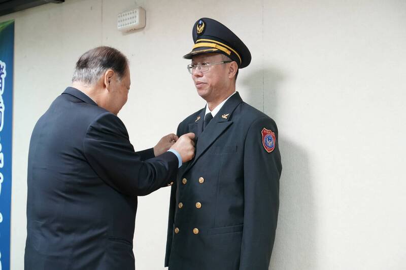 澎湖县长陈光复，为晋升人员授阶。（澎湖县政府提供）