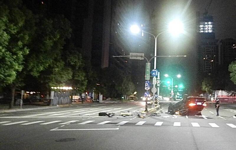 玛莎拉蒂在土地公庙（左）前自撞翻车。（读者提供）