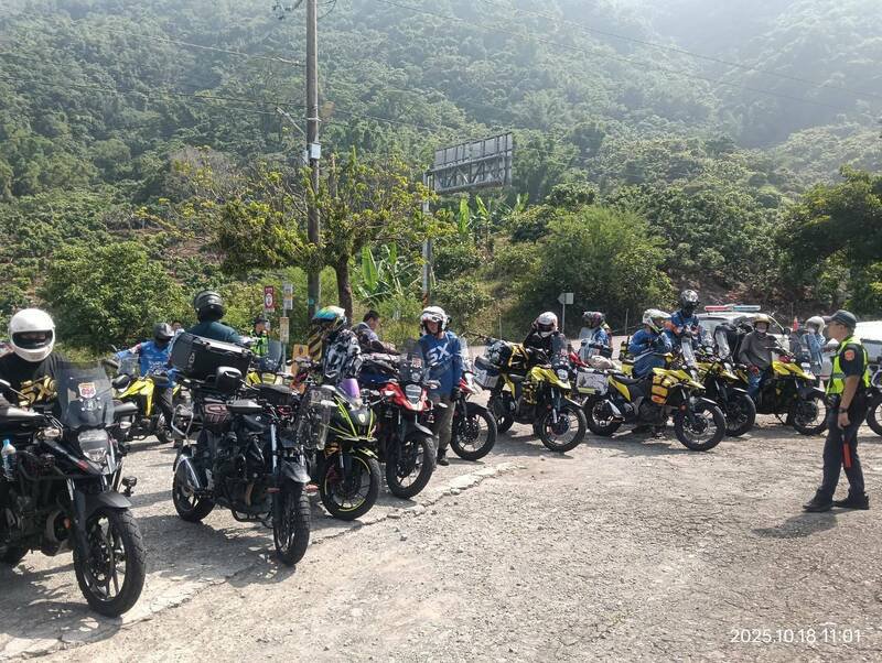 白河、东山山区道路周休假日常见重机出游，白河警连2日路检，查获各式违规不法共36件。（图由警方提供）