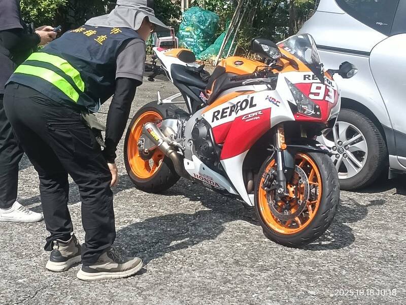 白河、东山山区道路周休假日常见重机出游，白河警连2日路检，查获各式违规不法共36件。（图由警方提供）