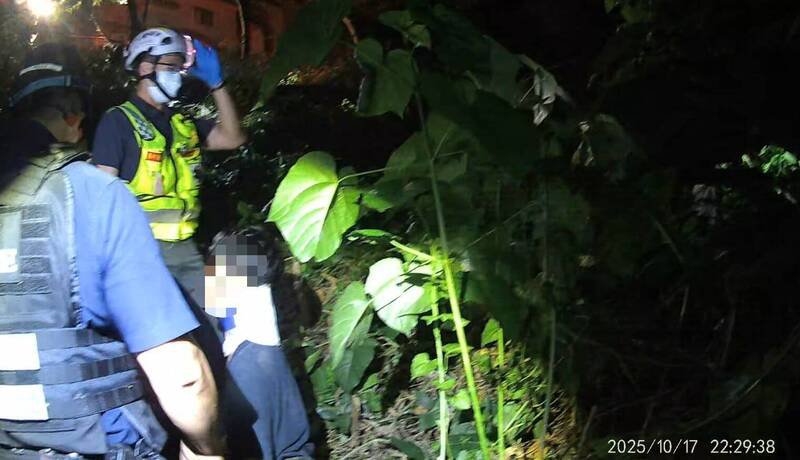 谢姓男子为闪避流浪猫失控坠谷，丰原警消合力抢救脱困。（图由民众提供）